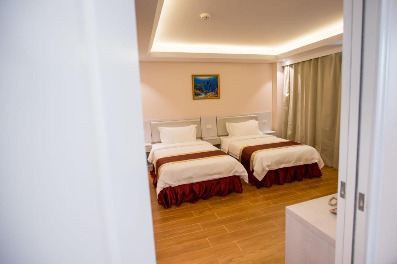 Hotel Americano Garapan Bagian luar foto