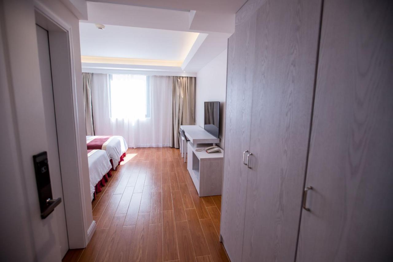 Hotel Americano Garapan Bagian luar foto